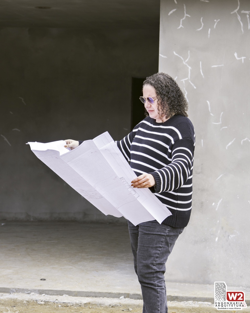 Walquiria, engenheira-arquiteta da W2, analisando o projeto na obra